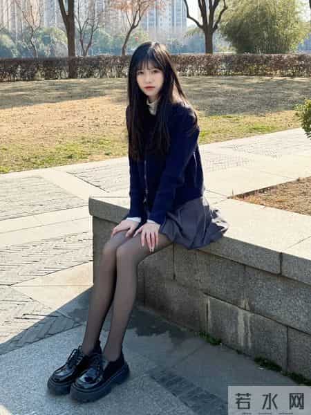 薄黑配百褶太犯规了，穿上直接变甜酷学姐！