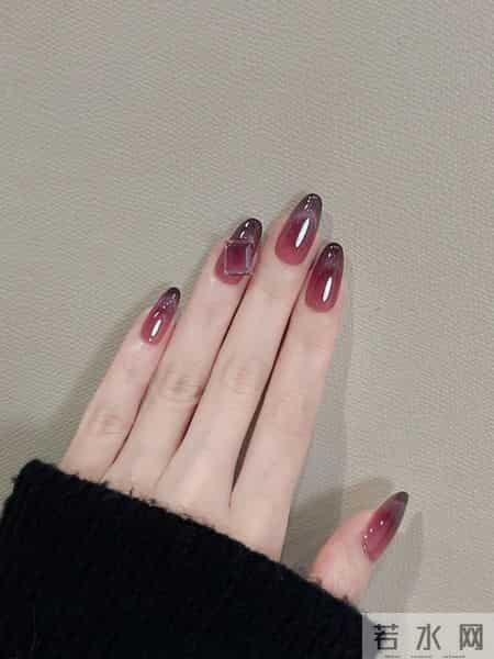 “指尖渐变色｜这抹暗紫红，将高级感拉满了”