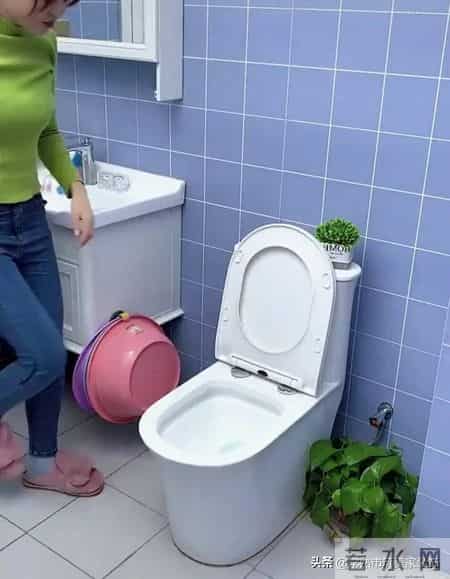 马桶不用时盖子掀开好还是关上好？很多人不懂，看完赶紧提醒家人
