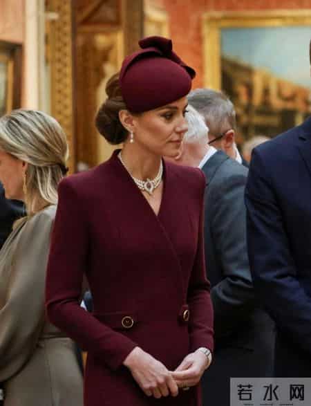 看凯特王妃穿大衣，我悟了：配裙子不配牛仔裤，穿长筒靴才更高级