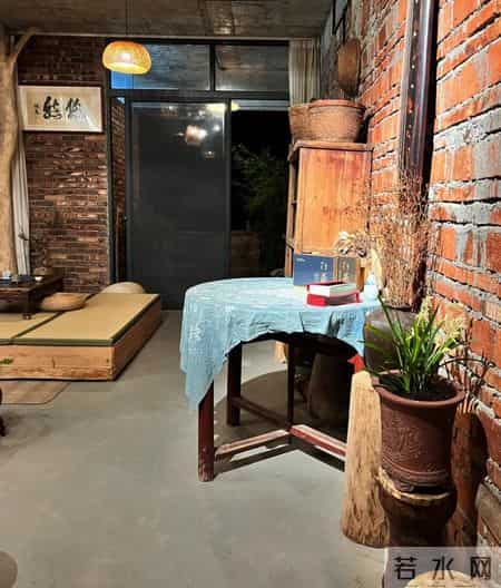 福建一男子，因“入住毛坯房”走红，仅一茶室就圈粉无数，真高级