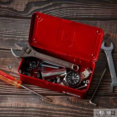 2026 腕表新风向：全金属、黑色系走红，好表就该日常百搭