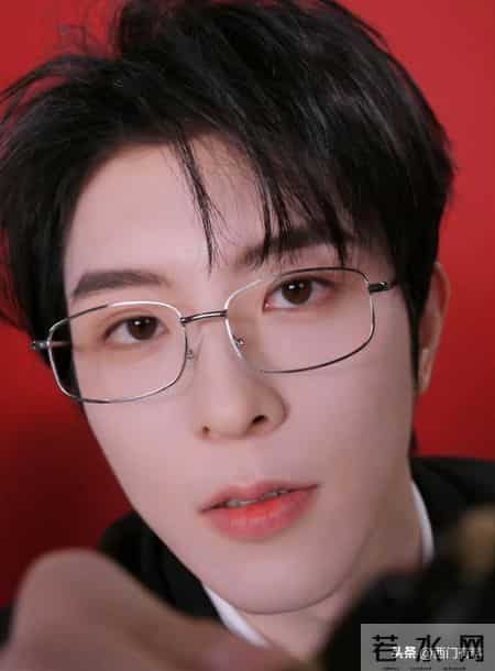 邱鼎杰直播白衬衫配金丝眼镜霸总范十足！衬衣褶皱多成槽点！