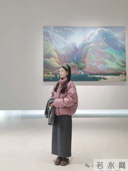 亮粉灰配，温柔又显白。