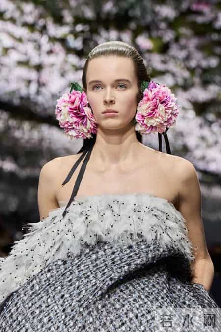 Christian Dior 2026春夏高定系列，繁花中有仙客来