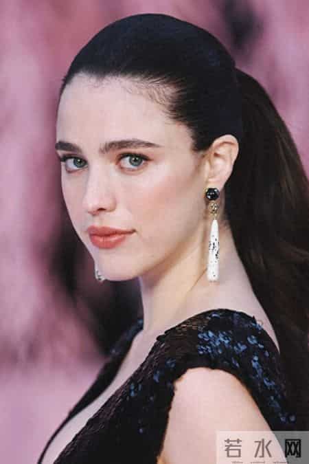 Margaret Qualley亮相2026春夏高定大秀，深v裙太显身材了，美呆了