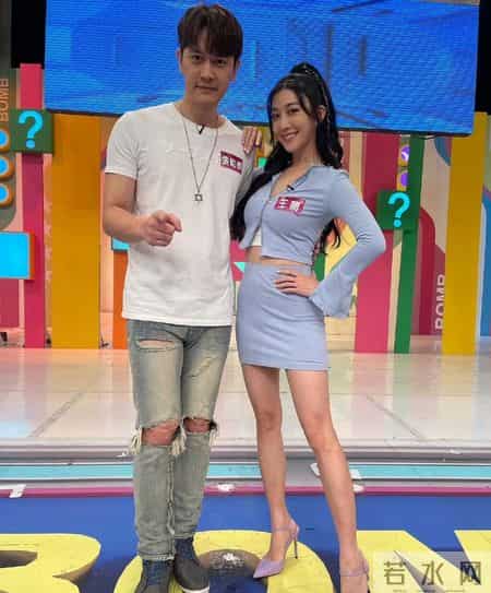 他忘不掉初恋，却爱上了两个女人，如今45岁仍未婚