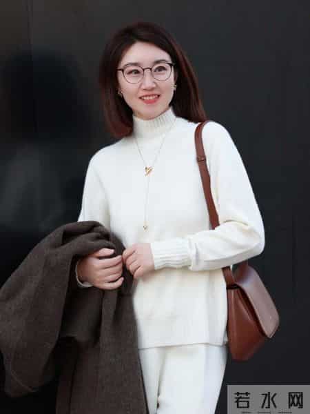 女人上了年纪后,尽量不要穿卫衣、小脚裤,换成这些会更时髦洋气