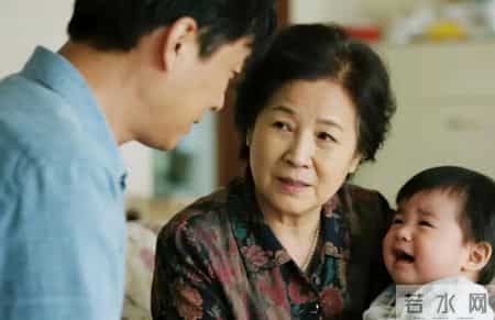 63岁母亲帮女儿带娃，5个月后腹部隆起，女儿看完监控后崩溃