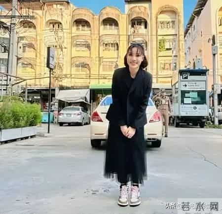 诗妮娜贵妃印度之行结束，4天换了5套造型，41岁生日复出试水成功