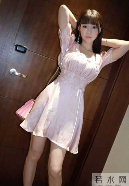 淡粉色缎面连衣裙，给人一种温柔、甜美的感觉，瞬间年轻几岁