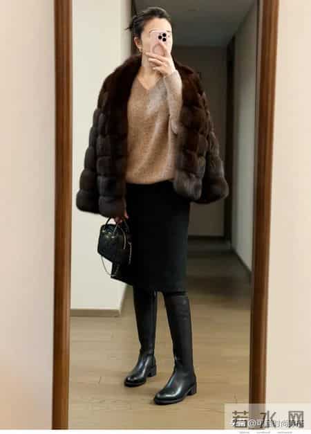 50+裙子最出彩的穿法是：上下反差