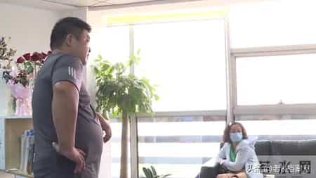 六旬母亲睡楼道一天一夜，大女儿视若无睹，她是家庭版的武则天