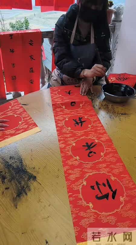 呆呆回合川老家写春联，晾在阳台全被风刮跑了，一万份根本写不完