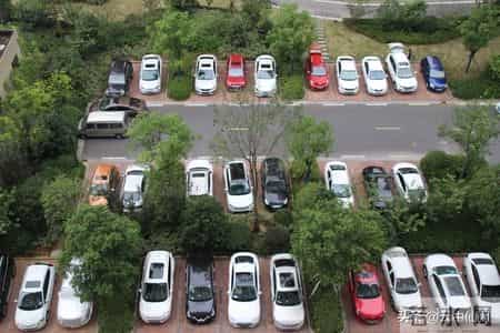 业主拒交车位管理费，物业有权禁车出入？法院明确答复来了