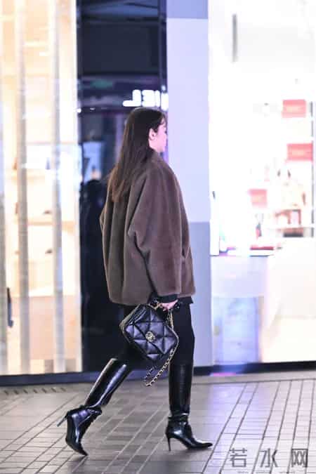 8厘米的黑色尖头细跟长靴,搭配黑色紧身裤,深灰色貂皮外套