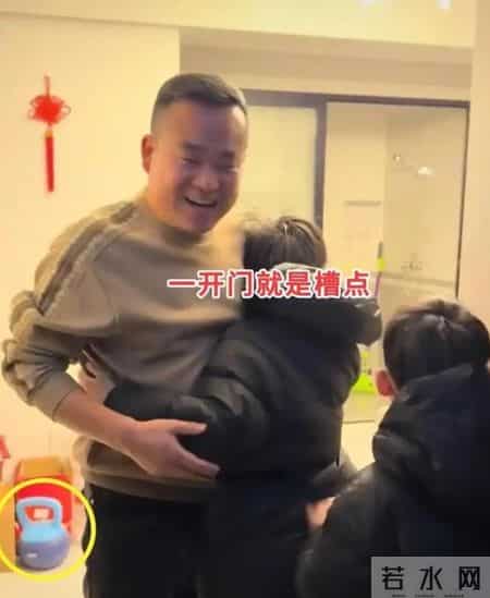 女子异地分居13年，带娃突袭丈夫住处，开门瞬间网友炸锅：不对劲