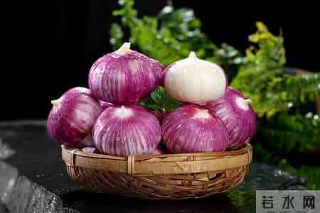 保存大蒜很简单，放一年不干瘪不发芽，方法很简单实用！