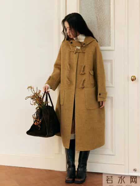每年必火的“咖色大衣”，今年这么穿时髦洋气又高级！