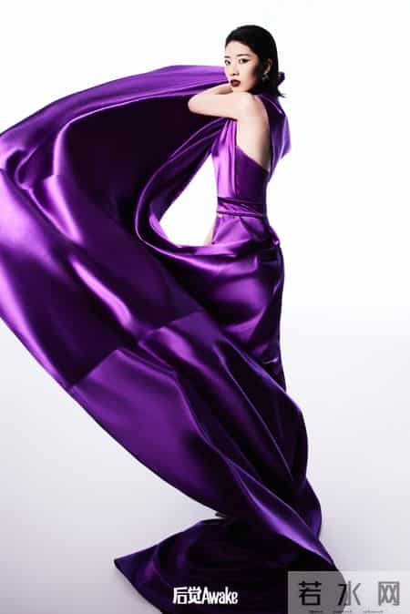 速滑运动员曲春雨封面大片写真，黑丝高跟穿搭女王范十足