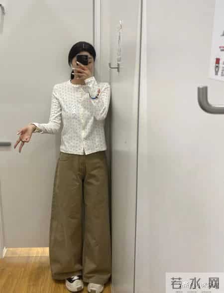 优衣库这条“卡其神裤”，开春搭什么都像韩系女主