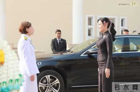 泰国贵妃换新发型，扎着马尾辫尽显活力感，还戴粉色簪花把人嫩到