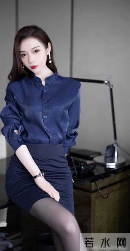 室内温度再高，也不能穿得太随意，经典衬衫搭配短裙，气场全开