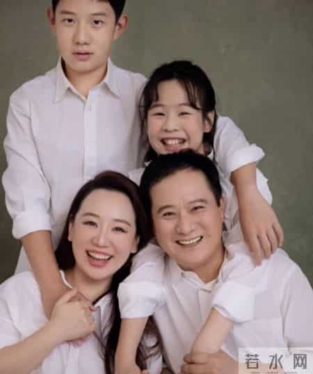 关凌新买的衣服被老公当成垃圾扔了，两人吵架后，她给老公的微信备注意外抢镜