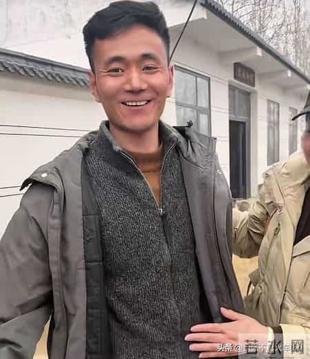 厉爸爸这牙齿笑的都合不上了，看到小老二这满满的自豪感。