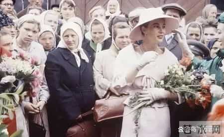 48张老照片看奇闻奇事，爱因斯坦合影卓别林，沙漠中的绿洲，在建中的埃菲尔铁塔