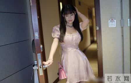 淡粉色缎面连衣裙，给人一种温柔、甜美的感觉，瞬间年轻几岁