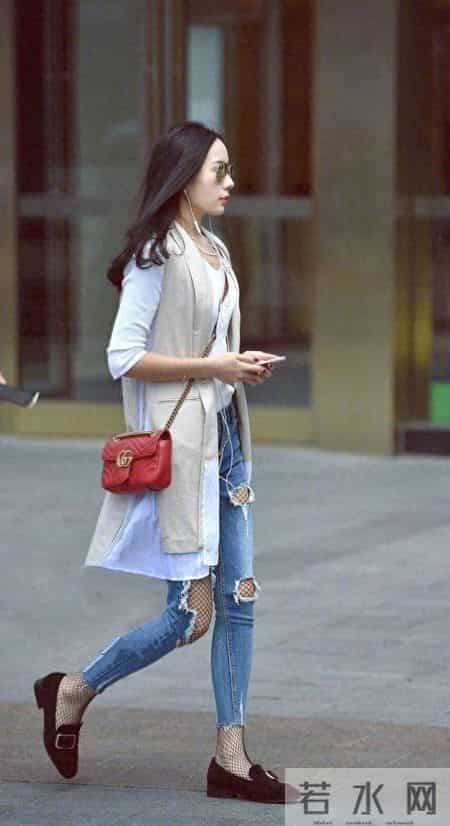 破洞牛仔裤内搭渔网袜，别提多吸睛了