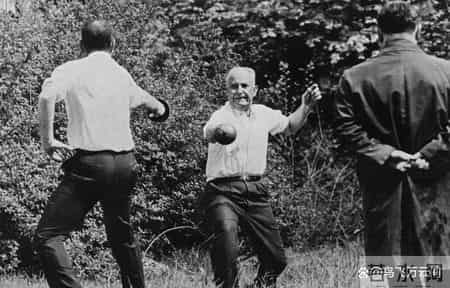 48张老照片看奇闻奇事，爱因斯坦合影卓别林，沙漠中的绿洲，在建中的埃菲尔铁塔