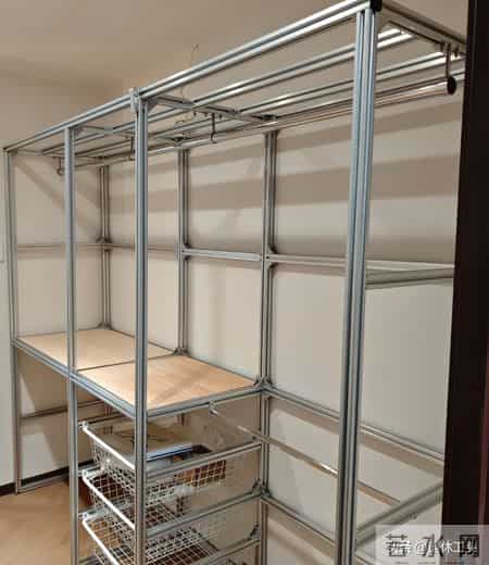 我家砌墙金属衣柜塌了！结果看到网友们的新做法，赶紧砸了重新装