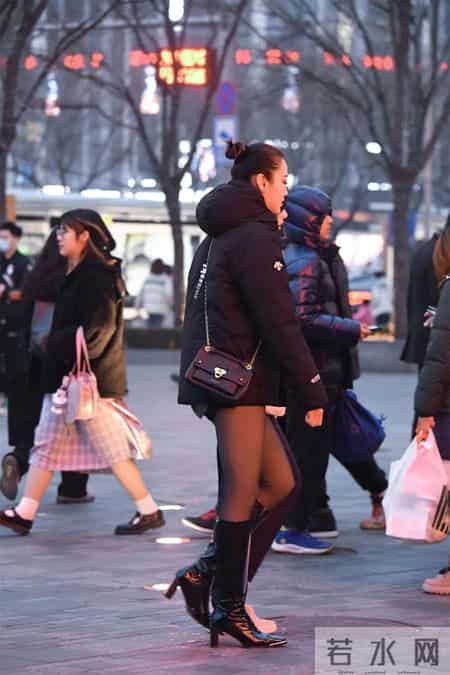 8厘米的黑色漆皮粗跟长靴，黑色打底裤，搭配黑色短款羽绒服