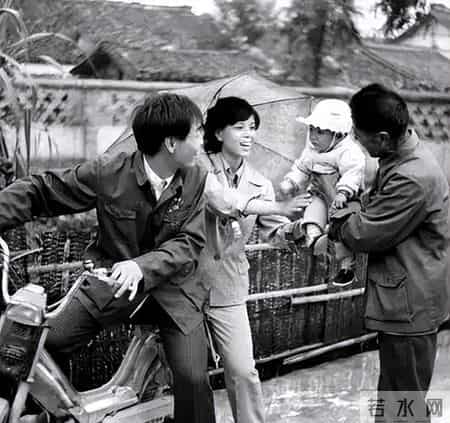 儿子今年48岁还不愿结婚，当晚我把他灌醉，有意撮合他和邻居女儿