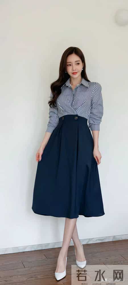 蓝白条纹衬衫搭配高腰A字纽扣半身裙，优雅复古。