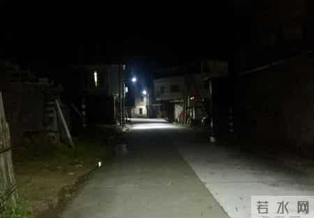 男子在路边捡到一女婴，30年后，发现她竟戴着我当初送战友的项链