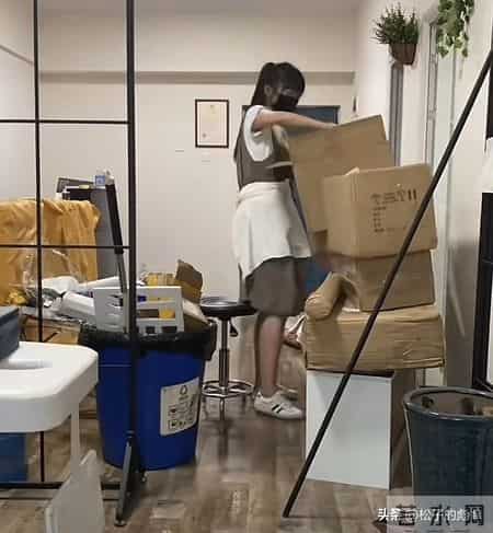 呆呆美甲店是疫情开的，存款不够有外债，吃住都在店，回头客很多