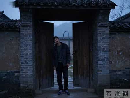 九零年我穷困潦倒，娶了村里两百斤的胖姑娘。新婚夜她褪下棉袄，露出塞满的破布，我当场傻眼