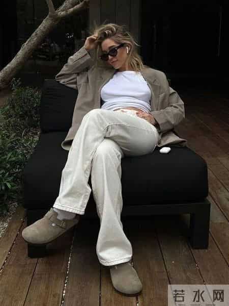“阔腿裤+勃肯鞋”竟是冬天最流行组合，松弛又减龄