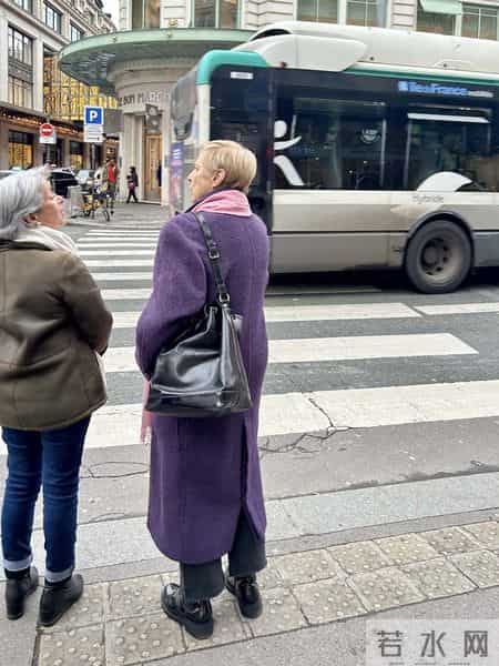 等我老了也学法国女人：尽量少穿棉服、羽绒服，换成大衣更优雅