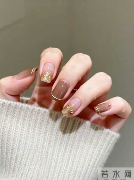 新年美甲就是要金灿灿的 温柔碎金奶咖
