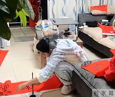 呆呆手写马年春联爆火！字越看越上头，大铁锅煮鸡蛋的童年谁懂啊！