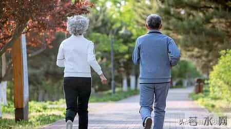 医生研究得出：大量喝茶的高血脂患者，不用多久，身体或有5变化