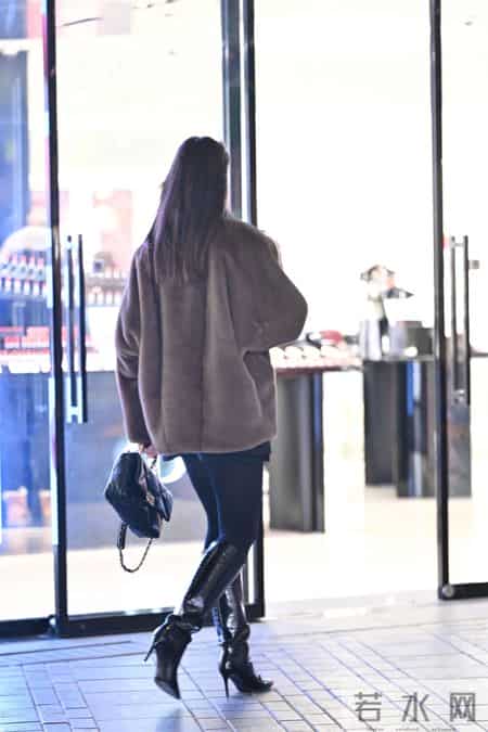 8厘米的黑色尖头细跟长靴,搭配黑色紧身裤,深灰色貂皮外套