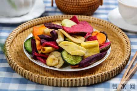 减脂人“避雷”！这6种食物看着干巴，实则是“脂肪大户”