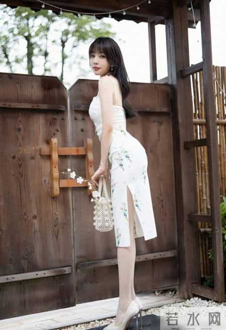 吊带的旗袍连衣裙，低调的色彩搭配素雅的印花，休闲雅致感十足