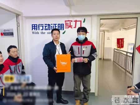 事发中山！深夜路边大树突然着火，快递小哥出手了