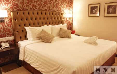 酒店床上为什么总放4个枕头？原来不是摆设，90%的人都用错了